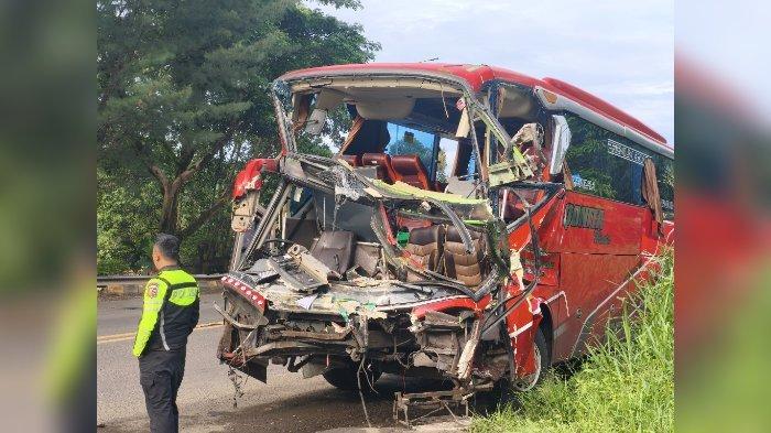 Kondisi bus yang alami kecelakaan mau di Ruas Jalan Tol Cipularang KM 80 B, wilayah Kecamatan Babakancikao, Kabupaten Purwakarta Kamis (26/12/2024) sekitar pukul 02.15 WIB.