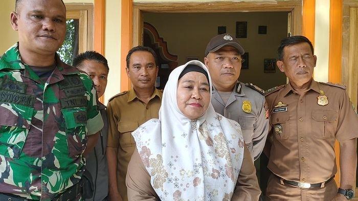 Camat Bantarujeg, Nunung Nurlaela didampingi muspika Kecamatan Bantarujeg lainnya saat mengunjungi rumah Suharja, kakek yang hilang di Arab Saudi