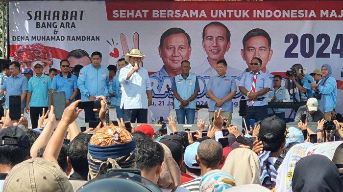 Capres nomor urut dua, Prabowo Subianto, saat menyampaikan orasi politiknya dalam kampanye Sehat Bersama untuk Indonesia Maju yang digelar Sahabat Bang Ara di lapangan Desa Jatipamor, Kecamatan Panyingkiran, Kabupaten Majalengka, Minggu (21/1/2024)