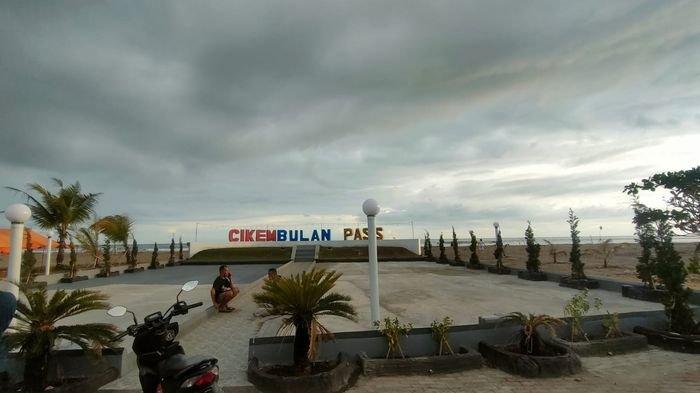 Suasana sore di Cikembulan Pass Pantai Barat Pangandaran, Jumat (2/2/2024).