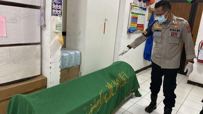 Satu jenazah dari empat warga Cimenyan, Kabupaten Bandung yang meninggal setelah pesta minuman keras oplosan, di Jalan Pasir Impun, Kota Bandung.