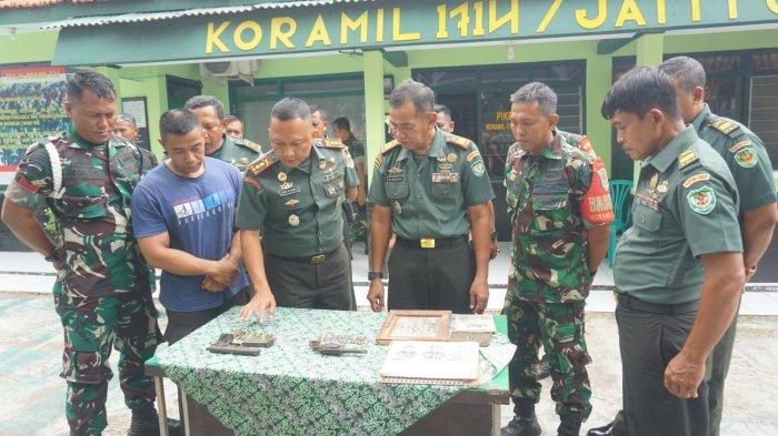 Dandim 0617/Majalengka, Letkol Inf Dudy Pilianto (ketiga kiri), saat mengecek kondisi senpi dan amunisinya yang diserahkan warga bernama Didin Muhyidin di Koramil 1712/Jatitujuh, Kecamatan Jatitujuh, Kabupaten Majalengka, Rabu (10/1/2024)
