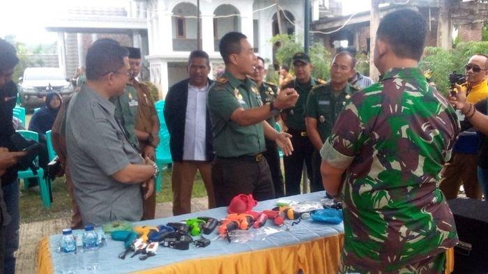 Suasana kunjungan Dandim Letkol Inf Bambang Kurniawan saat mendapat penjelasan tentang alat khitan dari Agus sang pengusaha yang juga anggota TNI di rumah mewahnya yang dekat TPU yang viral di Kecamatan Darma, Kuningan.