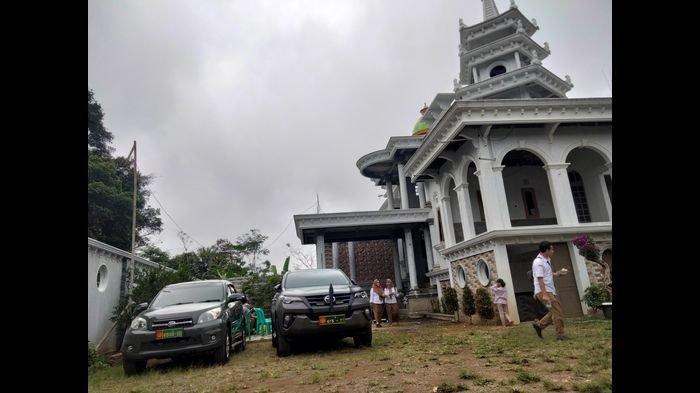 Suasana kunjungan Dandim Letkol Inf Bambang Kurniawan saat di rumah mewah di TPU yang viral di Kecamatan Darma, Kuningan.
