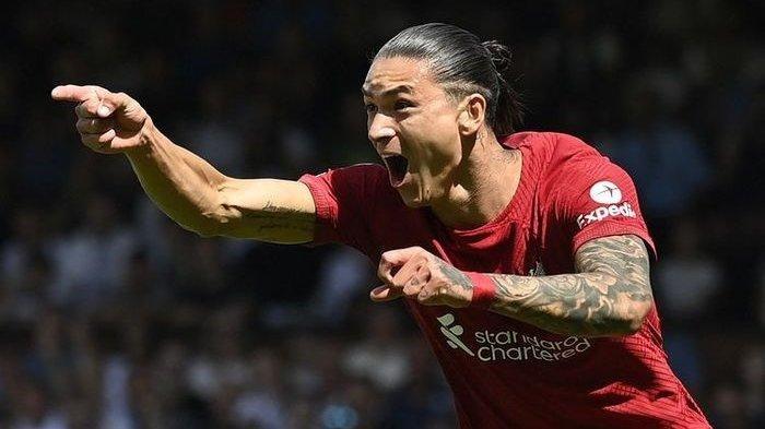 Striker Liverpool Darwin Nunez melakukan selebrasi setelah mencetak gol pertama pada pertandingan Liga Inggris antara Fulham versus Liverpool di Craven Cottage di London, Sabtu (6/8/2022). Laga berakhir 2-2.