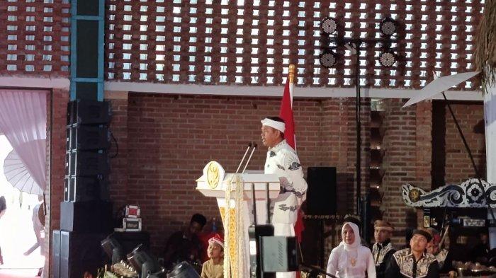 TATA KOTA - Gubernur Jabar, Dedi Mulyadi saat pidato di Musyawarah Perencanaan Pembangunan (Musrenbang) RPJMD Jawa Barat 2025–2029 dan RKPD 2025 di Gedung Negara, Bale Jaya Dewata, Kota Cirebon, Rabu (7/5/2025). Dedi Mulyadi menyoroti persoalan tata kota di wilayah bantaran sungai, termasuk di Kota Cirebon.