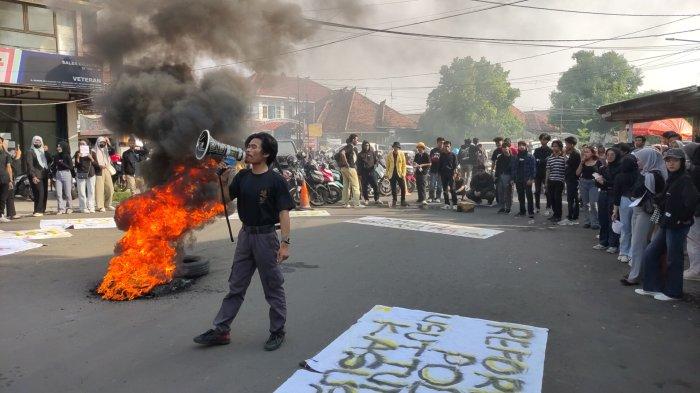 Ratusan mahasiswa yang tergabung dalam Perhimpunan Mahasiswa Hukum Indonesia (Permahi) Cirebon Raya mendatangi Markas Kepolisian Resor (Polres) Cirebon Kota di Jalan Veteran, Kelurahan Kebonbaru, Kecamatan Kejaksan, Kota Cirebon, Rabu (12/6/2024).