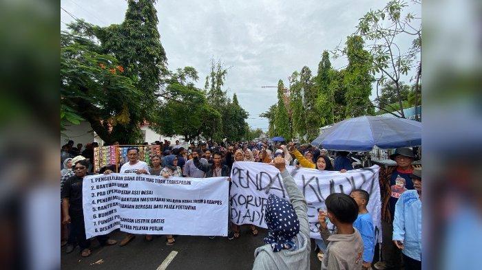 DEMO WARGA - Warga Desa Majakerta, Kecamatan Balongan, Indramayu saat demo melaporkan kepala desa mereka di Pendopo Indramayu , Kamis (19/6/2025).