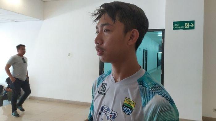 Pemain jebolan Diklat Persib, Muhammad Adzikry Fadillah jelaskan perasaannya kembali diminta untuk ikut latihan bersama dengan tim senior Persib Bandung, di Stadion GBLA Kota Bandung, Kamis (7/9).