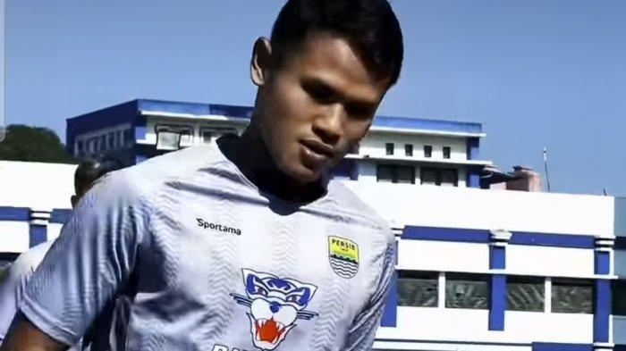 Dimas Drajad nampak mengikuti sesi latihan Persib Bandung di lapangan Sidolig, Kota Bandung, Senin (15/7/2024).