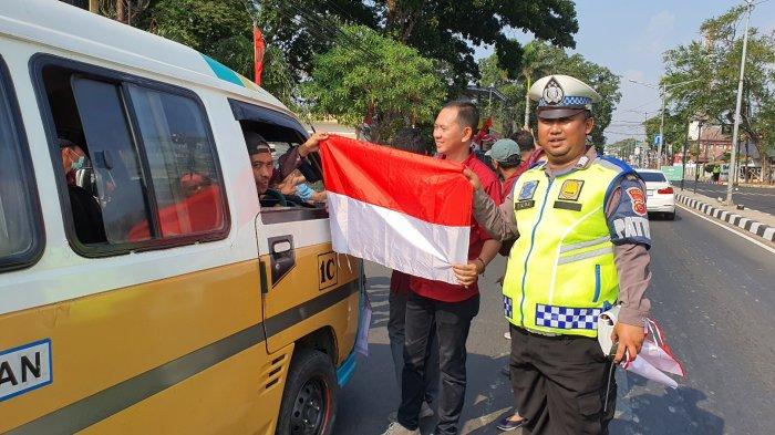 Dinsos Kabupaten Majalengka dan Satlantas Polres Majalengka saat membagikan bendera merah putih kepada sopir angkot di Alun-Alun Majalengka, Jalan KH Abdul Halim, Kecamatan/Kabupaten Majalengka, Kamis (10/8/2023)