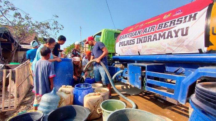 Polres Indramayu saat mendistribusikan air bersih untuk warga di Desa/Kecamatan Krangkeng, Kabupaten Indramayu, Senin (28/8/2023).