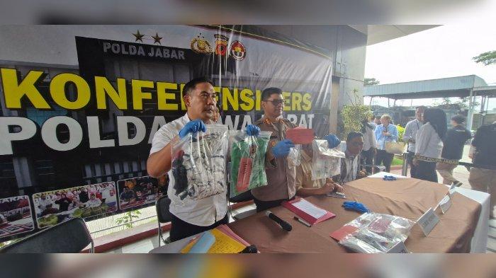 DOKTER CABULI KELUARGA PASIEN - Konferensi pers Polda Jabar terkait dokter yang melakukan pencabulan terhadap salah seorang keluarga pasien RS Hasan Sadikin Bandung, Rabu (9/4/2025). Pelaku bernama Priguna Anugerah (31) sudah diamankan oleh Ditreskrimum Polda Jabar,