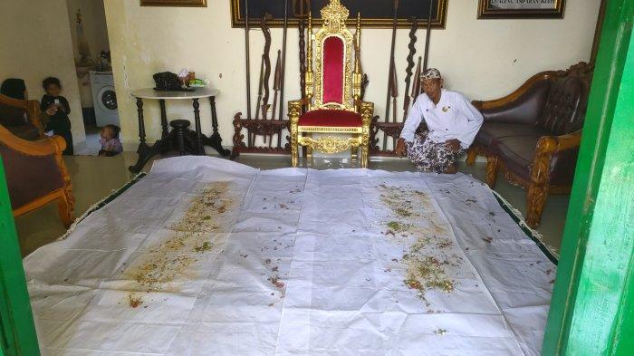 Dua kain kafan yang bakal digunakan untuk sumpah pocong oleh Saka Tatal dan Iptu Rudiana di Padepokan Agung Amparan Jati sudah siap digunakan, Jumat (9/8/2024)