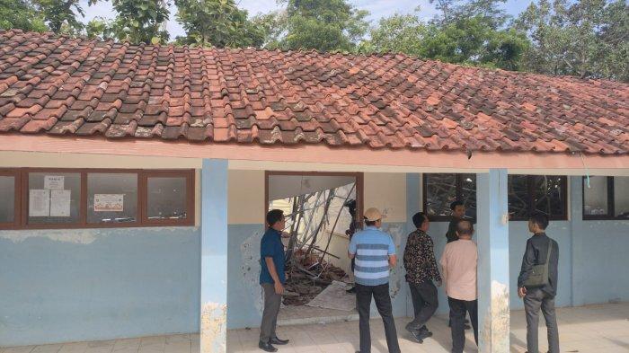 Dua ruangan di SMPN 2 Greged, Kabupaten Cirebon ambruk saat kegiatan belajar mengajar berlangsung, Jumat (12/1/2024) sekira pukul 09.00 WIB