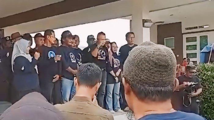 Sejumlah anggota Imanku dan relawan Majalengka saat mendeklarasikan dukungan kepada Sekda Kabupaten Majalengka, Eman Suherman, maju dalam Pilbup Majalengka di Desa Banjaransari, Kecamatan Cikijing, Kabupaten Majalengka, Selasa (5/3/2024).