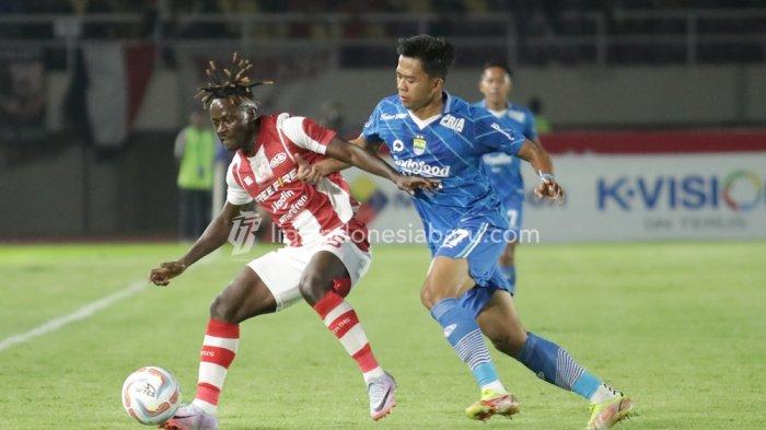 Pemain Persib Bandung Edo Febriansah membayangi pemain Persis Solo.