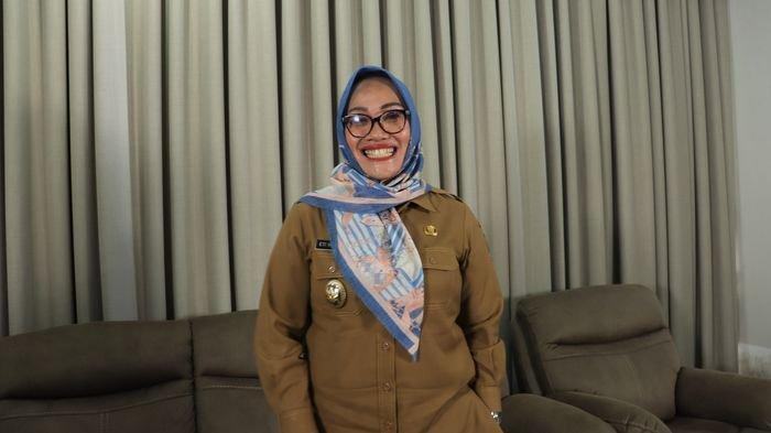 Wakil Wali Kota Cirebon, Dra Hj Eti Herawati, seusai wawancara khusus di ruang kerjanya, Balai Kota Cirebon, Selasa 16 Mei 2023.