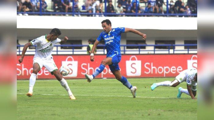 Ezra Walian mengecoh lini belakang Persikabo 1973 sebelum mencetak gol untuk Persib Bandung.