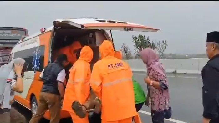 Foto tangkapan video viral kecelakaan hebat melibatkan kepala dinas koperindag Kuningan di Jalan Tol Tegal