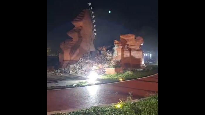 Tangkapan layar insiden ambruknya Gapura Taman Pataraksa yang berdiri megah di depan Kantor Bupati Cirebon, Selasa (2/1/2024) malam.