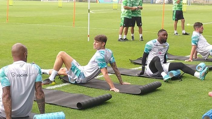Gelandang anyar Persib, Stefano Beltrame bercengkrama dengan David da Silva dalam latihan perdananya bersama Persib, di Stadion Sidolig, Kota Bandung, Rabu (29/11/2023).