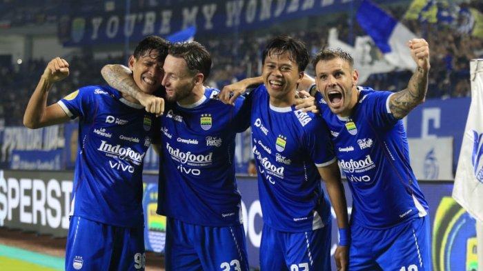 RAYAKAN GOL RYAN - Para pemain Persib Bandung merayakan gol Ryan Kurnia ke gawang Persik Kediri. Di laga ini Maung Bandung menang 4-1.