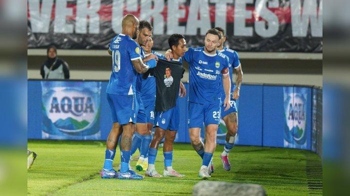 Tyronne Del Pno membentangkan kaus bergambar dokter tim Persib Bandung Rafi Ghani setelah mencetak gol ke gawang Persis Solo. Rafi meninggal dunia beberapa waktu lalu.