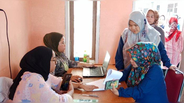 Ratusan Ibu-ibu di Desa Sukabakti, Kecamatan Tarogong Kidul, Kabupaten Garut, Jawa Barat melakukan klarifikasi data di kantor desa, Selasa (18/7/2023). Mereka jadi korban pinjaman fiktif yang disebut dari PNM.