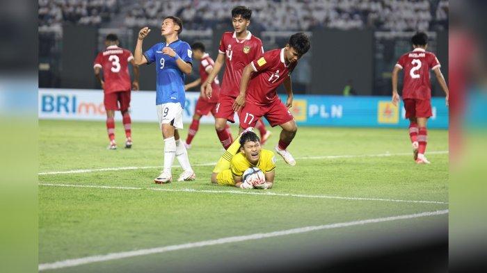 Ikram Al Giffari, kiper Timnas U-17 Indonesia yang tampil ciamik.
