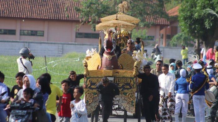 Iring-iringan kereta kencana dalam rangkaian karnaval Festival Talun 2023 di Kecamatan Talun, Kabupaten Cirebon, Sabtu (22/7/2023)