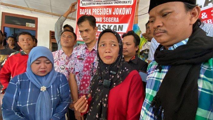 Yuli Yasmi, istri mantan anggota DPRD Indramayu saat menceritakan suaminya jadi korban TPPO di negara Myanmar, Kamis (10/10/2024).