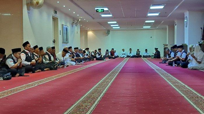 Jajaran Petugas Penyelenggara Ibadah Haji (PPIH) Arab Saudi Sektor 1 Makkah bersama Ketua Kloter, Petugas Haji Daerah, dan Ketua Rombongan yang bertugas di Sektor 1 Makkah, menggelar istigasah, Sabtu (8/7/2023) malam.