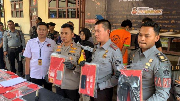 Jajaran Polres Cianjur dan Lapas Cianjur saat menunjukan barang bukti sabu yang hendak diselundupkan ke dalam lapas, Selasa (2/4/2024)