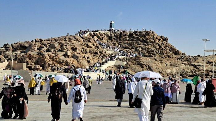 Jemaah haji berkunjung ke Jabal Rahmah, Arafah, setelah puncak ibadah haji