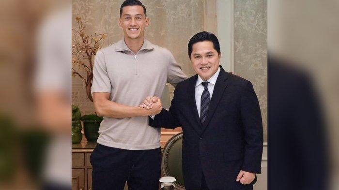 Ketua Umum PSSI Erick Thohir bersama bek keturunan Indonesia Jey Idzes yang akan dinaturalisasi.
