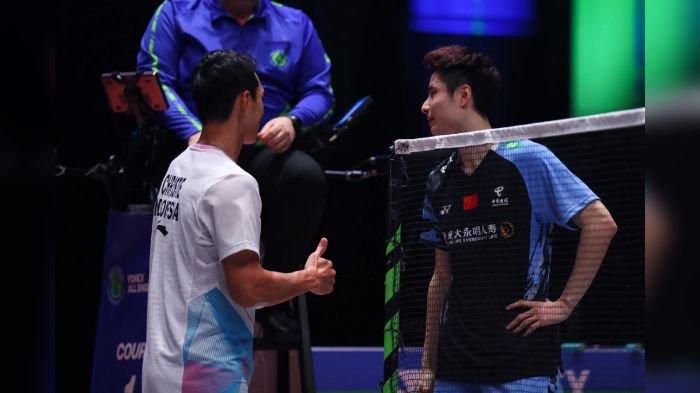 Jonathan Christie mengalahkan Shi Yu Qi di perempat final All England 2024. Shi Yu Qi mundur di gim kedua.