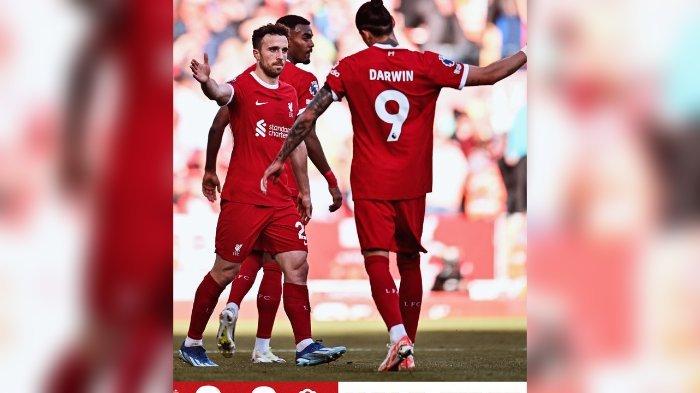 Diogo Jota dan Darwin Nunez merayakan gol saat Liverpool melawan Nottingham Forest.