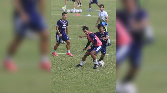 Achmad Jufriyanto berebut bola dengan Robi Darwis dalam sesi latihan Persib Bandung beberapa hari lalu.