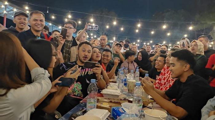 Dela dan Vela duo gadis Garut tantang petinggi PSI Kaesang Pangarep dan Giring Ganesha bertarung dalam game Mobile Legend, di sela-sela kunjungan PSI ke SOR Kerkhof, Kabupaten Garut, Jawa Barat, Minggu (8/10/2023) malam.