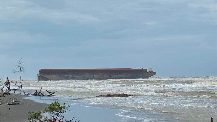Kapal Tongkang yang terdampar di Pantai Tiris di Desa Pabean Ilir, Kecamatan Pasekan, Indramayu, Senin (20/1/2025)