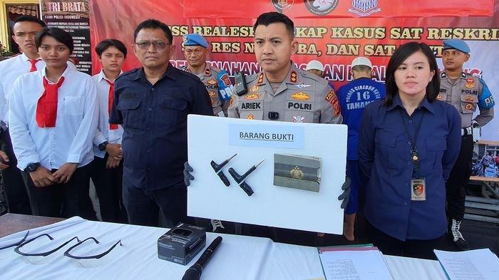Kapolres Cirebon Kota, AKBP Ariek Indra Sentanu (kedua kanan), beserta jajarannya saat menunjukan sejumlah barang bukti yang disita dari sindikat maling motor dalam konferensi pers di Mapolres Cirebon Kota, Jalan Veteran, Kota Cirebon, Sabtu (8/7/2023).