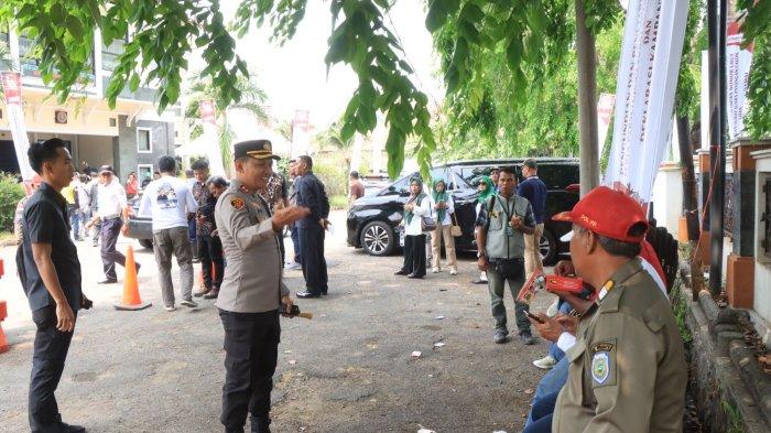 Kapolres Indramayu, AKBP Ari Setyawan Wibowo saat mengamankan kegiatan pengundian nomor urut di Pilbup Indramayu 2024, Senin (23/9/2024)