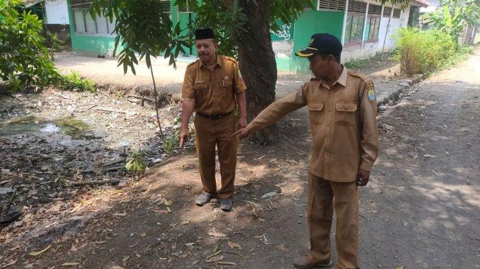 Kasi Pelayanan Desa Karangwangun, Wasirudin didampingi perangkat desa lainnya saat menunjukkan lokasi yang diduga menjadi tempat kekerasan terhadap remaja perempuan di Desa Karangwangun, Kecamatan Babakan, Kabupaten Cirebon, Selasa (14/11/2023)