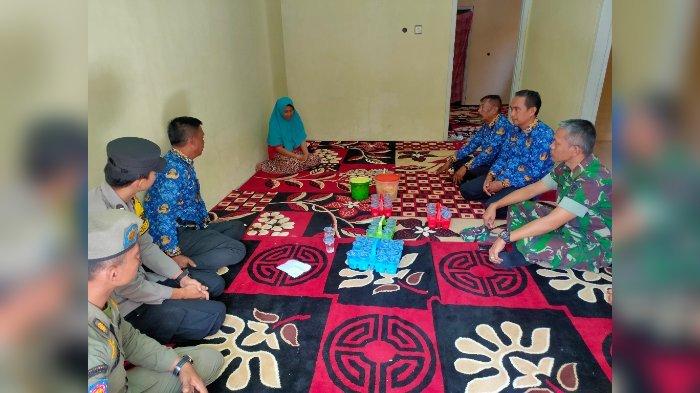 Muspika Kecamatan Bantarujeg, Kabupaten Majalengka menyambangi rumah keluarga jemaah haji asal Desa Babakansari, Kecamatan Bantarujeg, Kabupaten Majalengka yang meninggal dunia di Arab Saudi, Senin (17/7/2023).