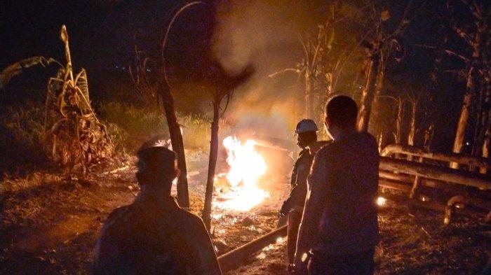 Kebakaran di pipa PT Pertamina di Desa Tegaltaman, Kecamatan Sukra, Kabupaten Indramayu, Kamis (21/9/2023) malam.