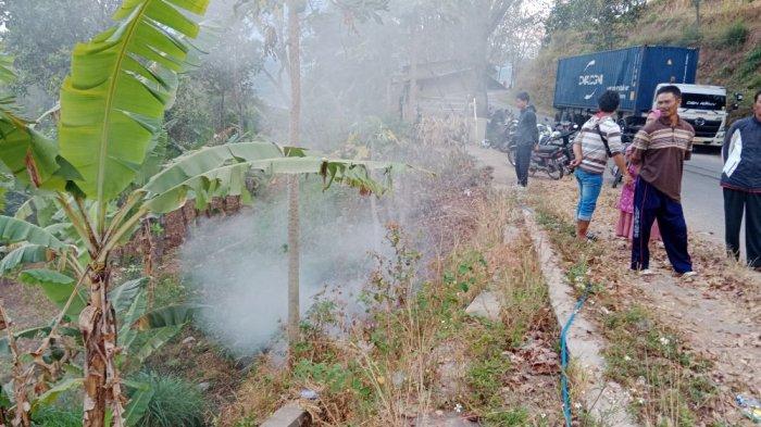 Kebakaran yang melanda PT Kewalram II di Desa Cikahuripan, Cimanggung, Sumedang, Kamis (5/9/2024) dini hari membawa dampak bagi warga. Warga yang tinggal di Dusun Cikadaton kebagian aliran limbah cair berasap. Limbah itu adalah material kapas yang terbakar dan cair.