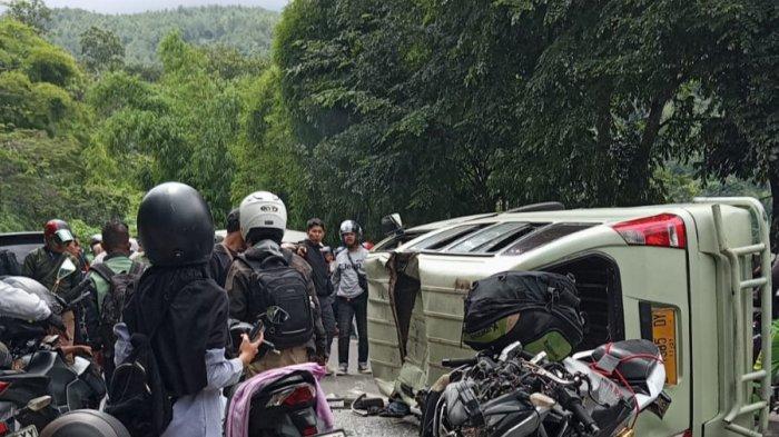 Kecalakaan beruntun terjadi di Jalan Raya Leles tepatnya di kawasan Tutugan Leles, Kabupaten Garut, Jawa Barat, Sabtu (25/1/2025).siang.