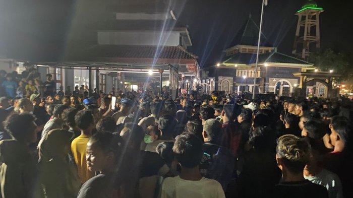 UNJUK RASA - Warga Desa Amis, Kecamatan Cikedung, Indramayu saat melakukan aksi unjuk rasa di Kantor Polsek Cikedung, Rabu (9/4/2025) malam Kedatangan warga diketahui karena merasa kecewa. Pasalnya, terduga maling berinisial S (27) yang mereka tangkap diduga dilepaskan kembali oleh oknum kepolisian.