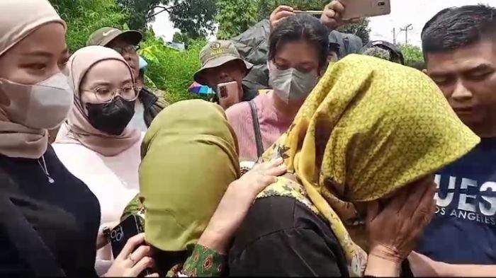 Kedua kakak Tuti Suhartini menangis histeris kesurupan di depan TKP kasus Subang pembunuhan ibu dan anak, Selasa (24/10/2023).